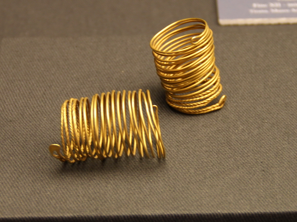 Tesori Albania_23.JPG - Gioiello a spirale - Oro - Tumolo di Bruc (Regione di Mat), XII secolo a.c.